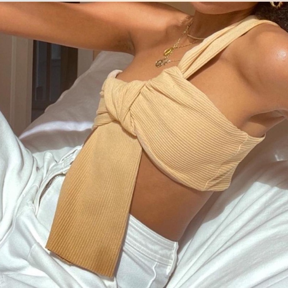 Knotted Asymmetrical Top